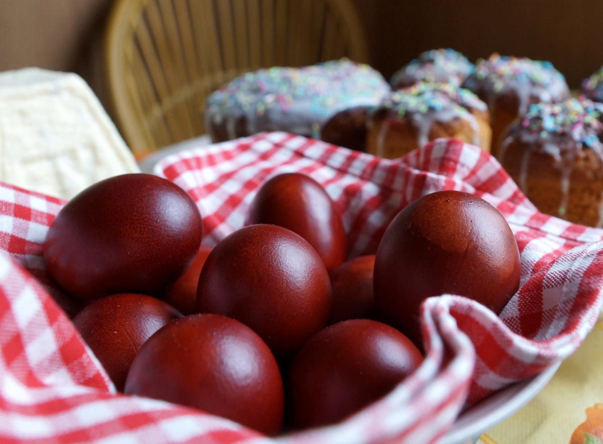 Откуда пошла традиция красить яйца?